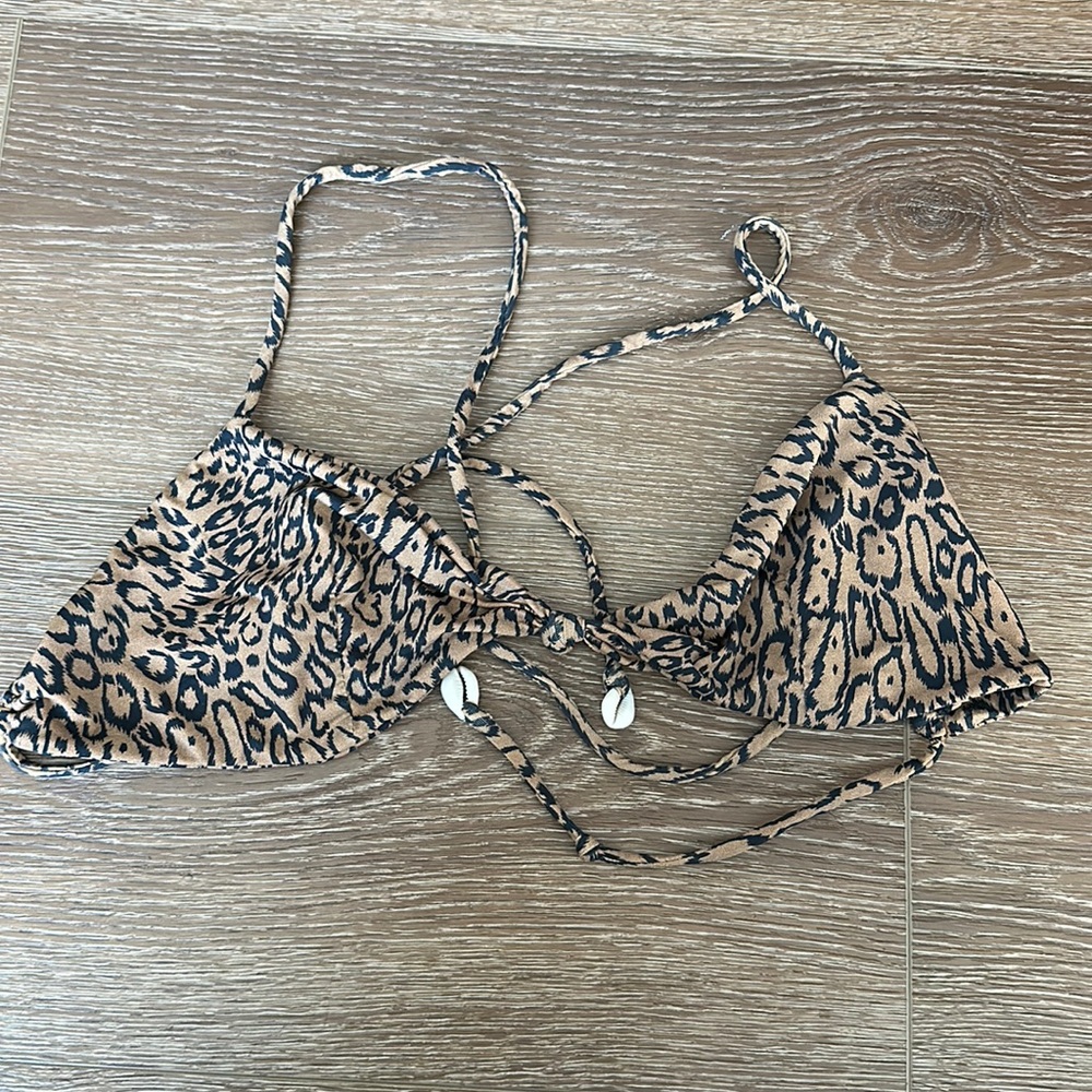 Indah bikini top. Leopard print, size L